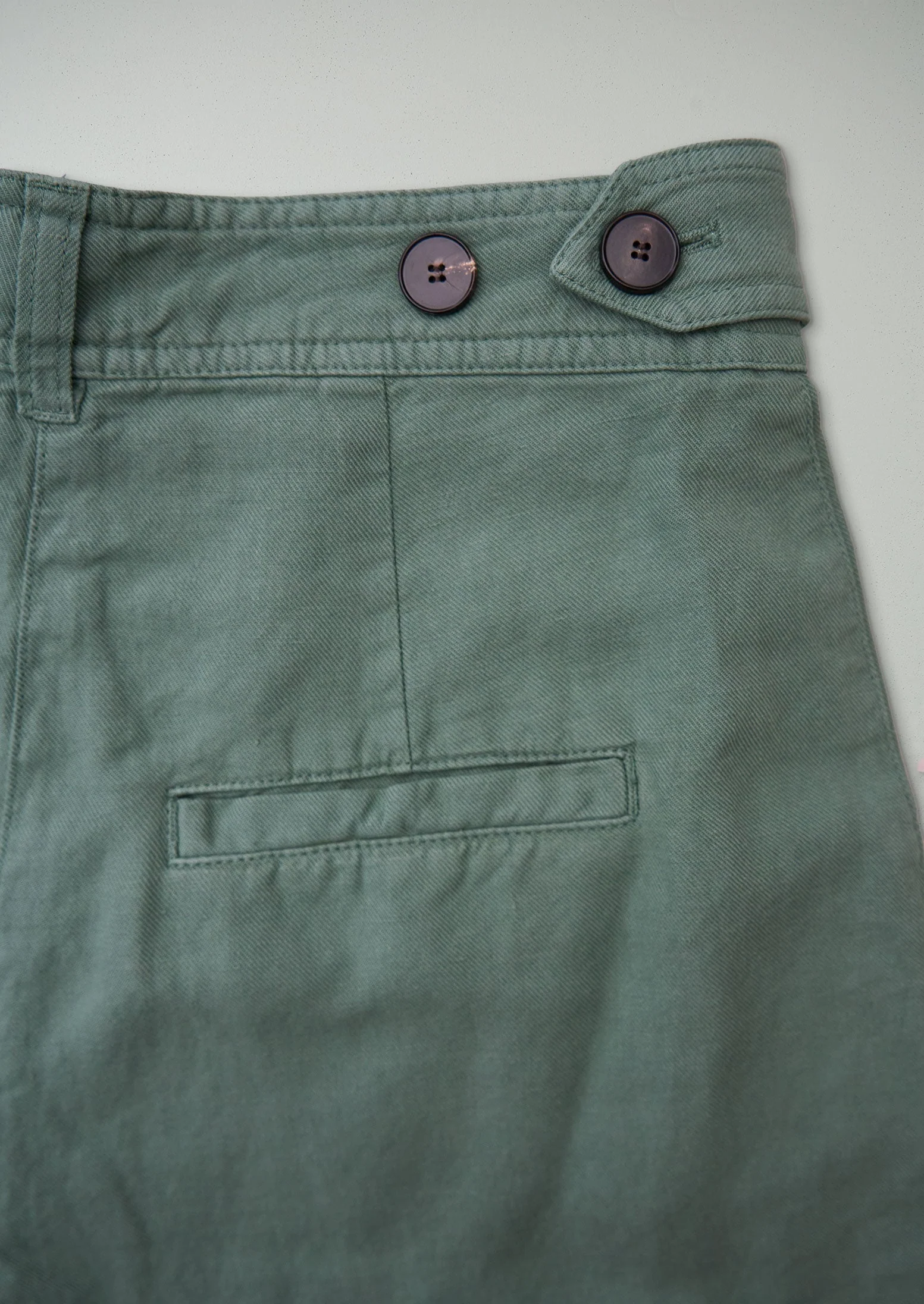 Reworn Cotton Linen Shorts Size 6 (1296) | Thorn Green - Image 2